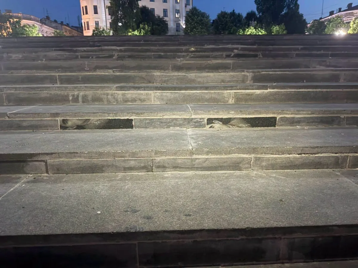 Сходи до філармонії в Чернівцях: як облицювали надгробними плитами